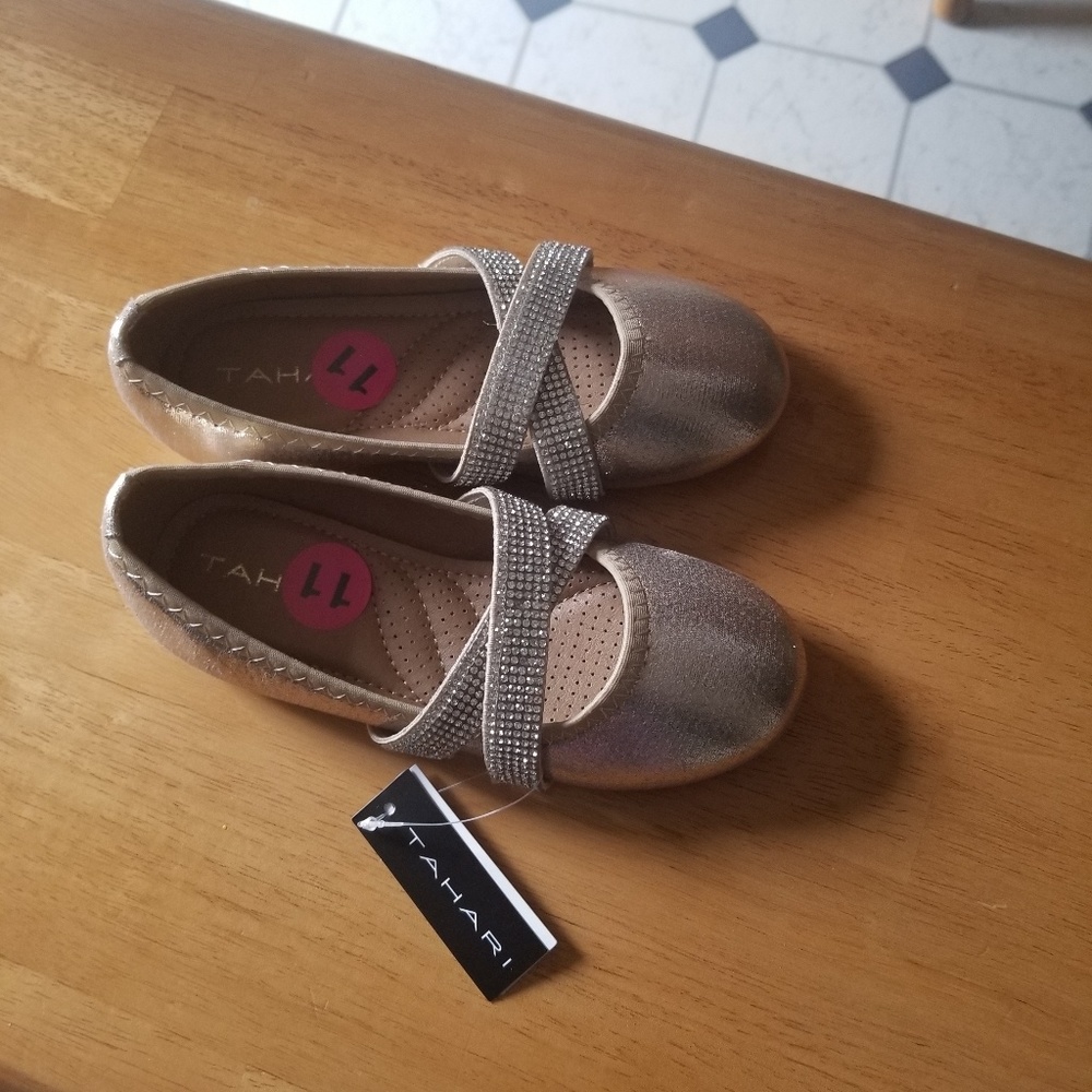 NWT rose/champagne flats w/rhinestone straps